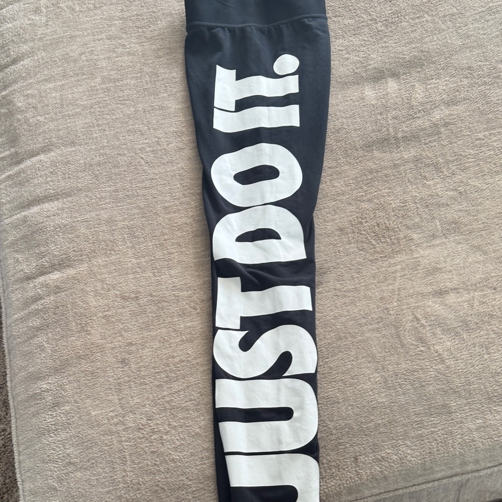 Nike women’s Black and White Leggings - Picture 4 of 5